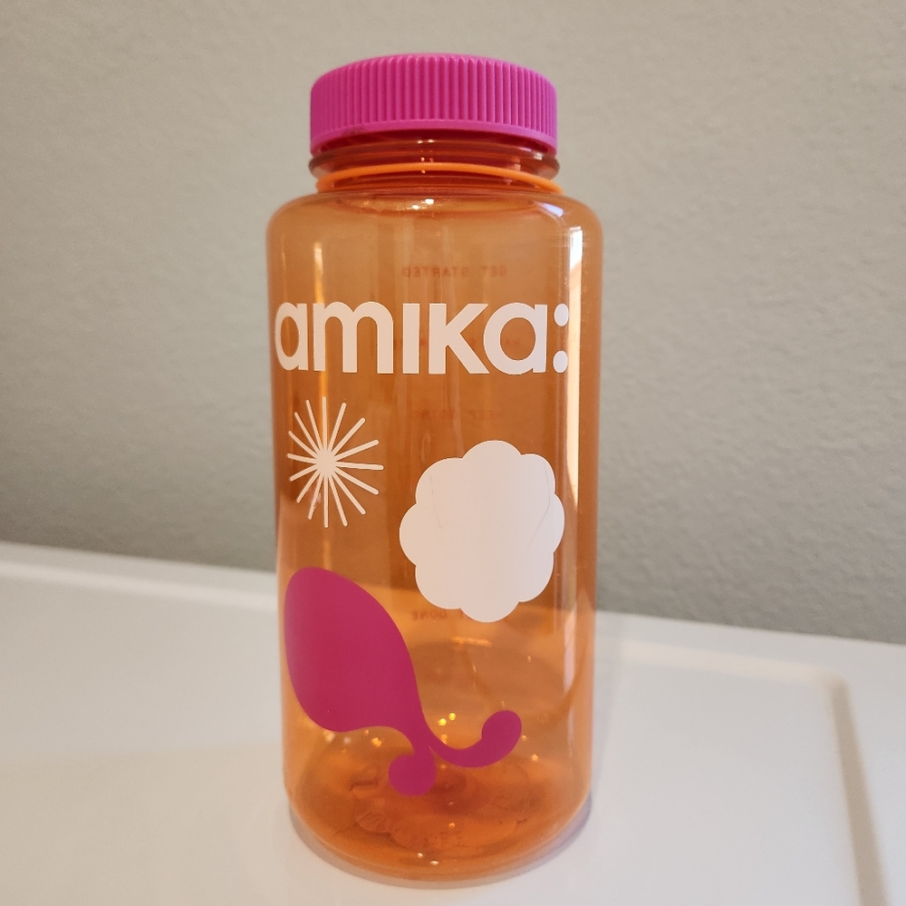 Amika 32 oz Water Bottle NWT